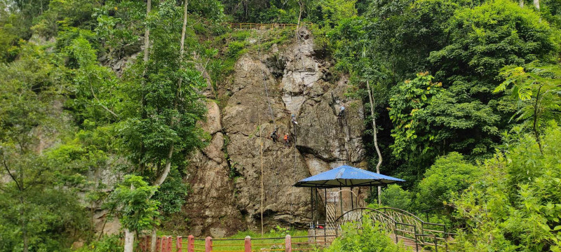 यस्तो बन्यो महाभीर चटानको आरोहण रुट (फाटो फिचर)