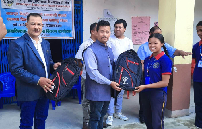 भक्तपुर विद्युतीय सामग्री व्यवसायी संघले गर्यो विद्यार्थीहरुलाई ब्याग वितरण