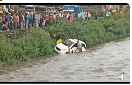 भक्तपुरको खोलामा खस्यो निजी कार 