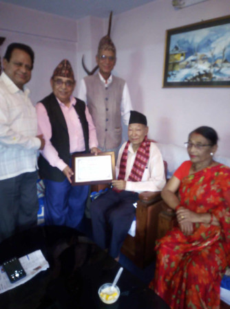 भक्तपुरका शिक्षासेवी प्राध्यापक बैद्यलाई घरमै पुगेर सम्मान
