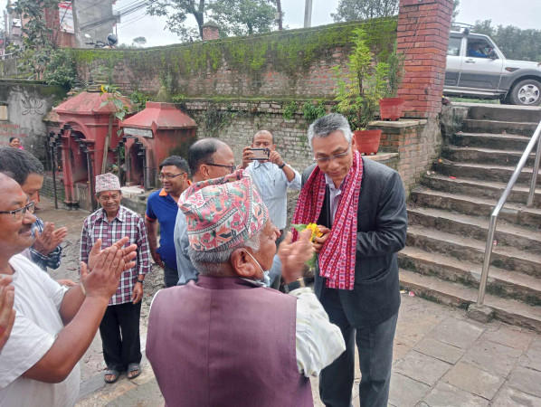 सांसद् प्रेम सुवालबाट कालीघाट पुस्तकालयको निरीक्षण