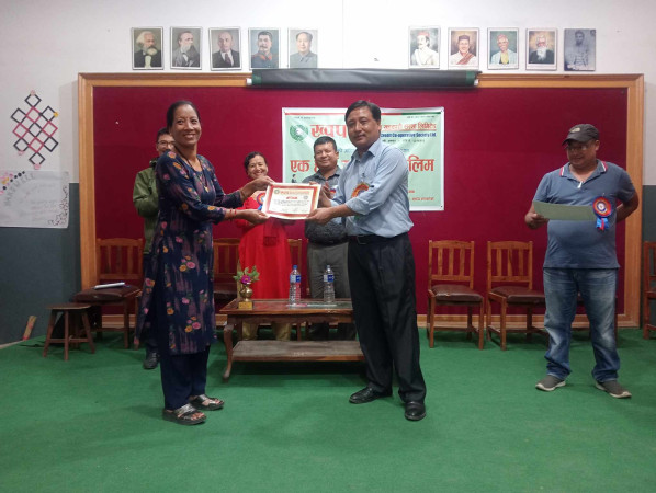 ख्वप साकोसमा उदघोषण तालिमको प्रमाणपत्र वितरण