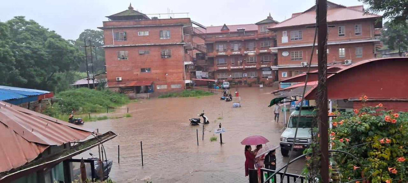 भक्तपुरमा अविरल वर्षाको प्रभाब ः कतै स्कुल, कतै अस्पताल डुवानमा (फोटो फिचर)