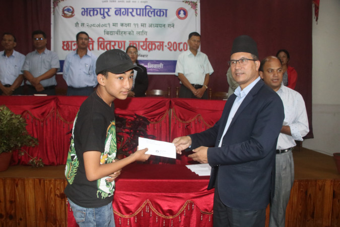 भक्तपुर नगरपालिकाद्वारा १२७ जना विद्यार्थीहरूलाई ७० लाख बराबरको छात्रवृत्ति वितरण