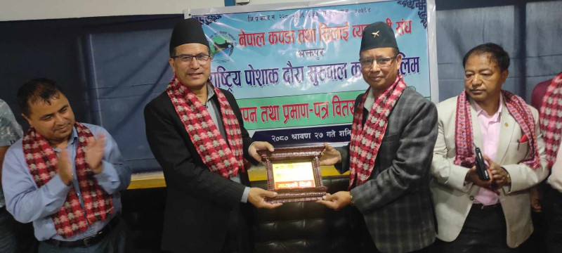 चारदिने दौरा सुरुवाल कटिङ्ग तालिमका सहभागीहरूलाई प्रमाणपत्र वितरण