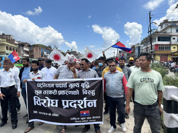 गाडी तथा मोटरसाईकल तानेर गुडाउँदै विरोध 
