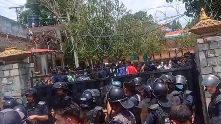 बालकको मृत्यु भएपछि सुधार गृह परिसरमा आफन्तले प्रदर्शन