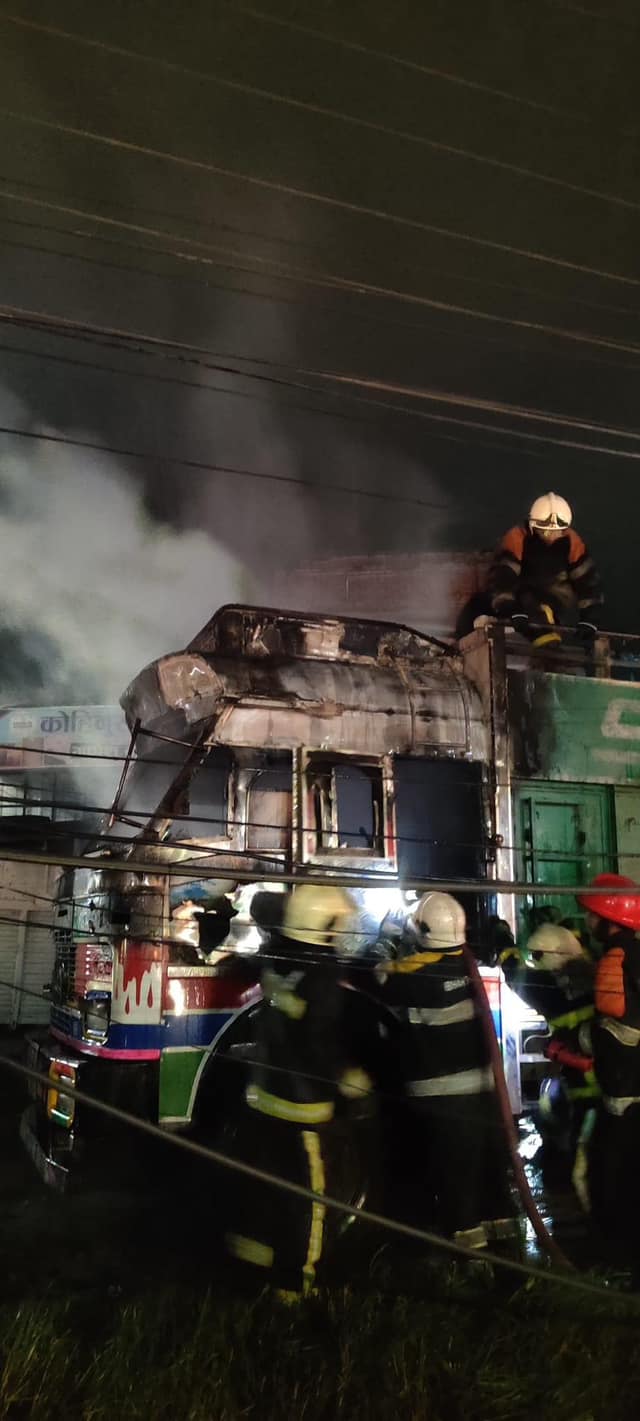 जगातीमा रोकिराखेको ट्रकमा आगलागी (तस्वीरहरु छन्)