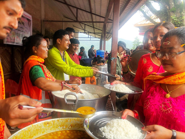 डोलेश्वरमा टंगाल युवा समूहको  नि: शुल्क चियापान