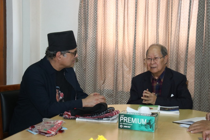 अध्यक्ष रोहितसँग साम्राज्यवादविरोधी लेखक विजय प्रसादद्वार भेट