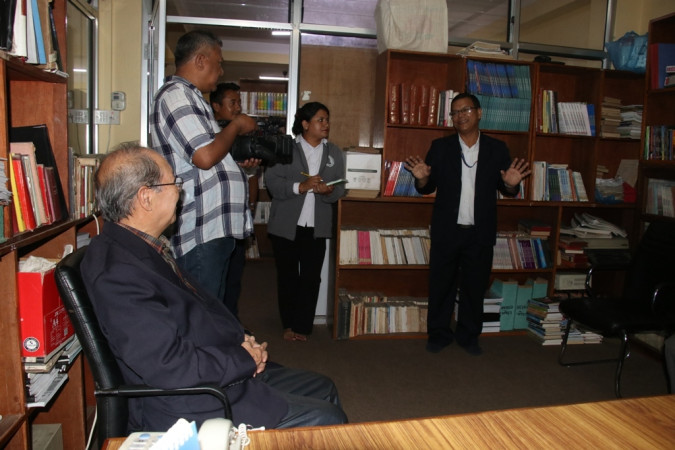 अध्यक्ष बिजुक्छेँद्वारा जनज्योति पुस्तकालयको निरीक्षण
