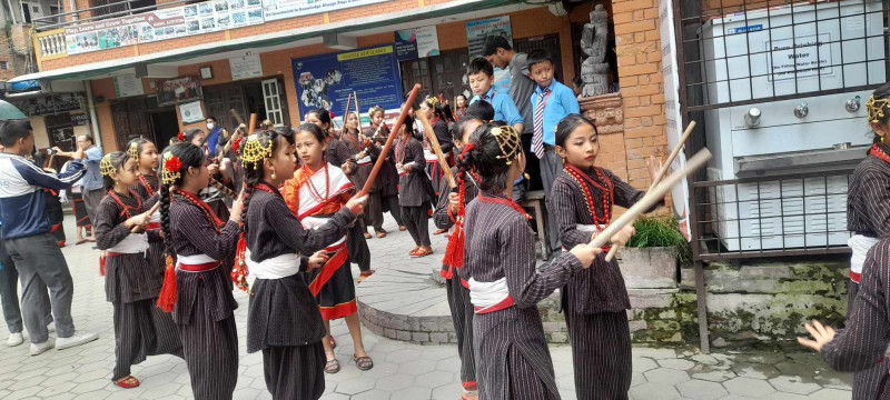 विनायकका विद्यार्थी घिन्ताङ घिसिङ नाचका साथ नगर परिक्रमा