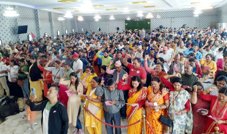 भक्तपुर एमाले नयाँ संगठित सदस्य लिएका १ हजार ७ सय ६१ जनाले सपथ ग्रहण गरे