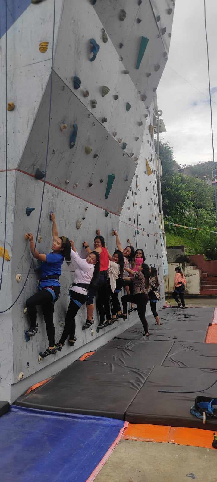 तीजको उपलक्ष्यमा विश्व कीर्तिमानी सगरमाथा आरोही पत्रकार कल्पनाले गराइन् क्लाइम्बिड