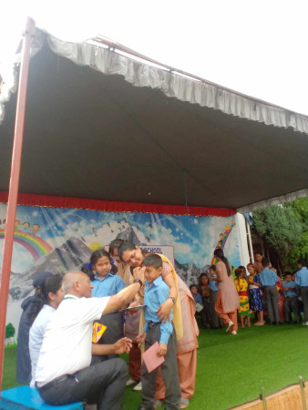 एभरेष्टको कक्षा २ का विद्यार्थीले मनाए ह्यापी फाडर्स डे