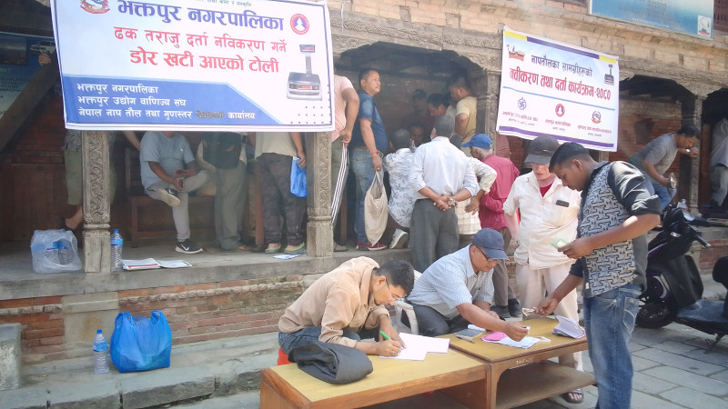 भक्तपुरमा सञ्चालित नापतौल डोर कार्यक्रममा ६६४ व्यवसायी लाभान्वित