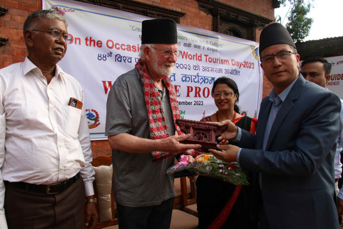 विश्व पर्यटन दिवसको अवसरमा भक्तपुर प्रवेश गर्ने पहिलो पर्यटकहरूलाई स्वागत