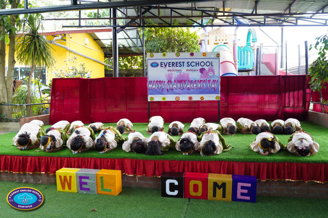 एभरेस्टका ससाना नानीहरुले गरे हजुरआमा हजुरबुबाहरुलाई सम्मान 