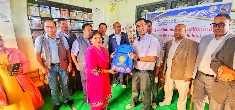 आशापुरी आधारभूत विद्यालयमा शैक्षिक सामग्री वितरण 