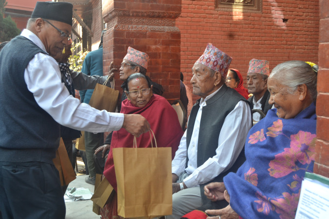 भक्तपुर बचतका ज्येष्ठ सदस्यलाई पौष्टिक आहार वितरण