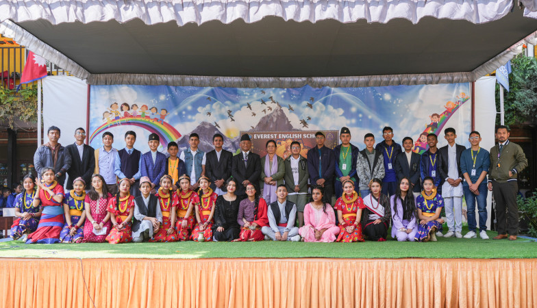 एभरेस्ट स्कुलका ससाना नानीहरुले गरे म्हः पूजा ः ठूलाले खेले देउसीभैलो 