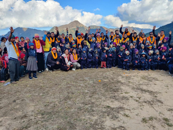 चेपाङ बस्तिमा न्यानो लुगा र शैक्षिक सामग्री वितरण