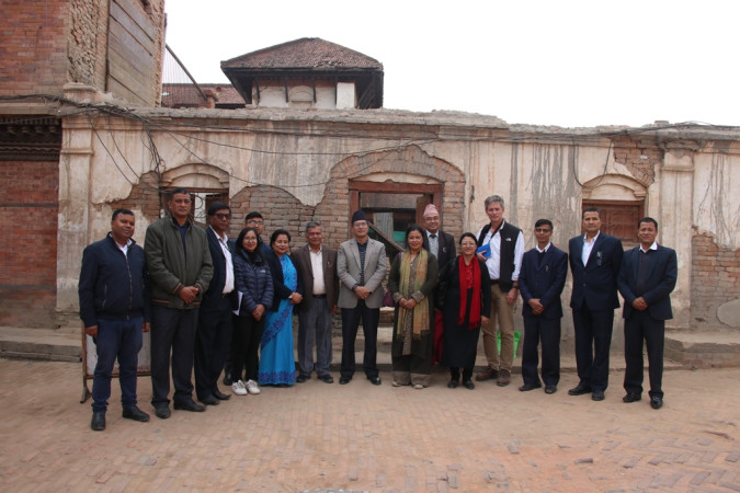 पुरातत्व विभागका टोलीद्वारा थन्थु दरबार पुनःनिर्माणस्थलमा निरीक्षण