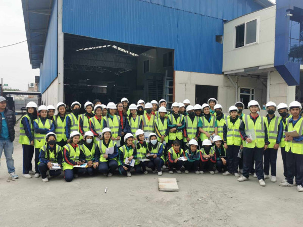 काठमाडौंको स्कुलका विद्यार्थी भक्तपुरको झौखेल कारखानामा