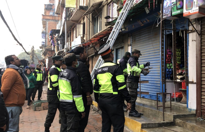 अब्यवस्थित फुटपाथ बजार हटाउँदै ललितपुर महानगर