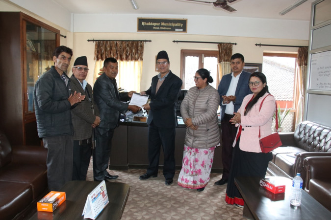 भक्तपुर नगरपालिकालाई ध्यानाकर्षणपत्र हस्तान्तरण