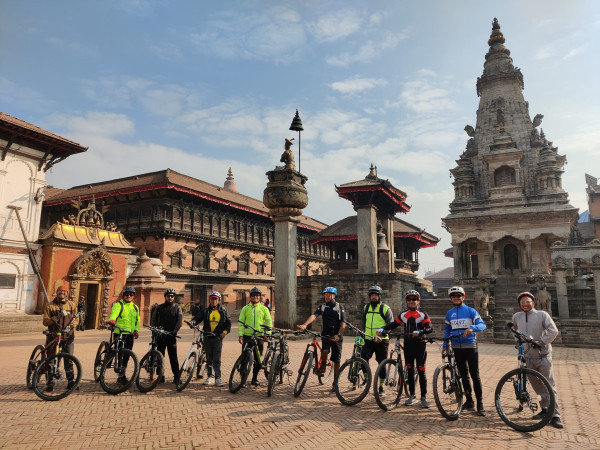 यु.के.का साइकलिस्ट भक्तपुरको सद्बावना सम्पदा यात्रामा