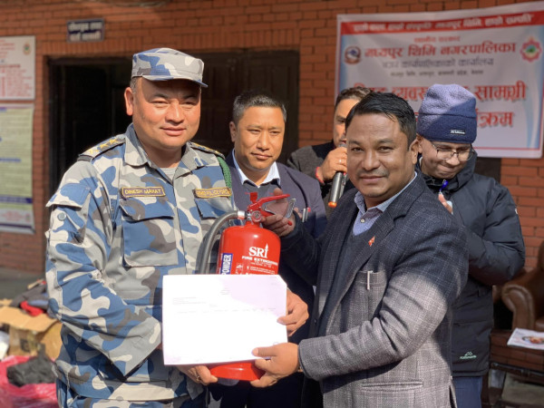 मेयर श्रेष्ठद्धारा विपद ब्यबस्थापन सामाग्री हस्तान्तरण 