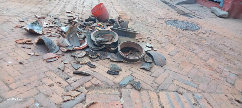 भक्तपुरका चोकचोकमा किन फुटाइयो माटोका भाँंडोहरु ? (फोटो कथा)