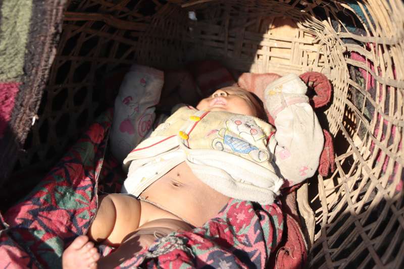 आमाको मृत्युपछि ४ महिने शिशुसहित तीन बालबच्चाको बिचल्ली