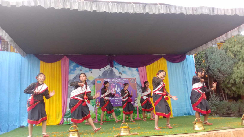 एभरेस्ट स्कुलमा पुरस्कार वितरण तथा सास्कृतिक कार्यक्रम 