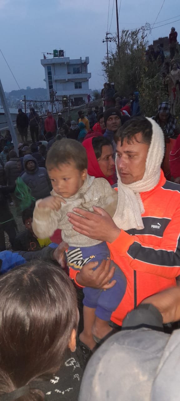 कटुञ्जे भैरब मन्दिर नजिक खाल्डोमा खसेको बच्चाको उद्धार 