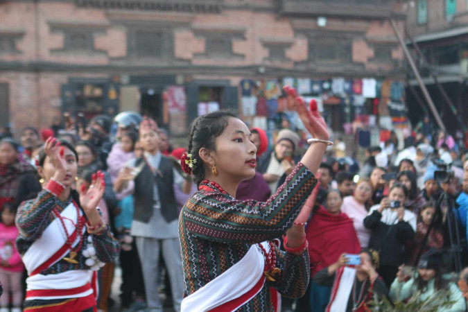 न्यातापोल मन्दिर परिसरमा ५० मिनेटको ५० वटा धिमे बोली