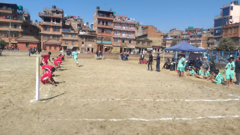 भक्तपुरको लामगालमा खोखो खेलमा विद्यार्थी (फोटो कथा)