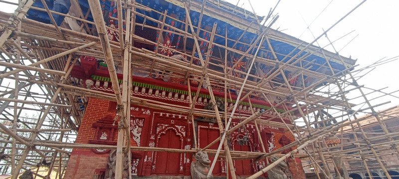रङ लगाएर चाँगुनारायणको मूल मन्दिरको मौलिक स्वरूप गुमे