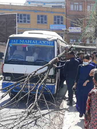 दूधपाटीमा झण्डै दुर्घटना