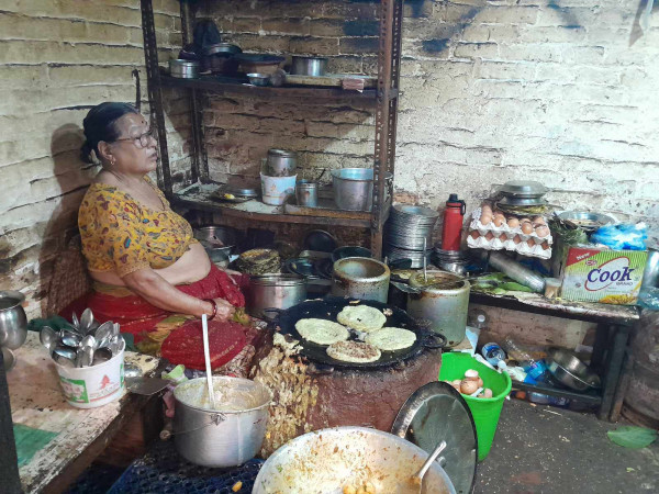 ७३ वर्षकी आमा ५० वर्षदेखि वोः वेच्दै, गुजारा चलाउँंदै  