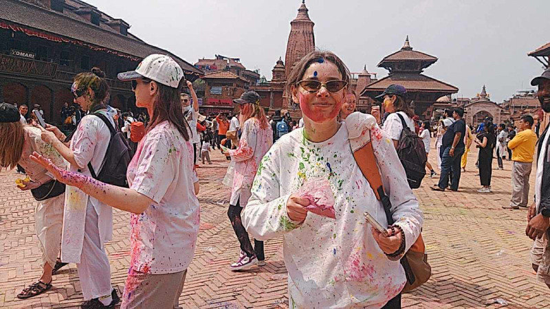 यस्तो रहयो भक्तपुर दरवार क्षेत्रमा विदेशीहरुको होली 