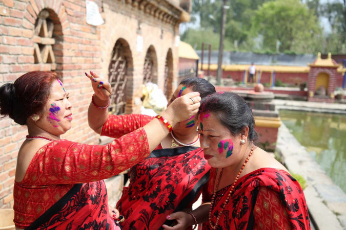 दिनभरको होली तस्वीरहरुमा (फोटो फिचर)