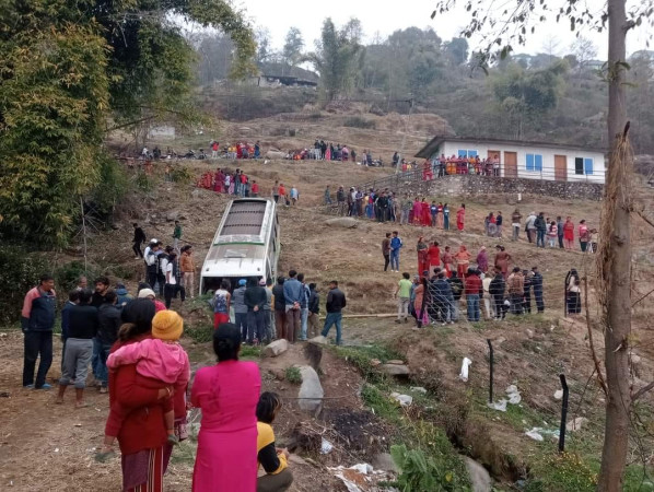 नगरकोटबाट फर्कदै गरेको बस दुर्घटना ः झण्डै एक दर्जन घाइते