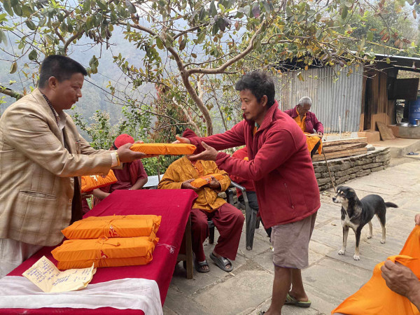 गुम्बाका लामा धर्म गुरुहरुलाई धार्मिक पुस्तक वितरण 