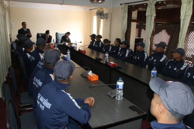 भक्तपुरमा नगर प्रहरी ः नगर प्रमुख प्रजापतिद्वारा नगर प्रहरी जवानलाई मार्गनिर्देशन