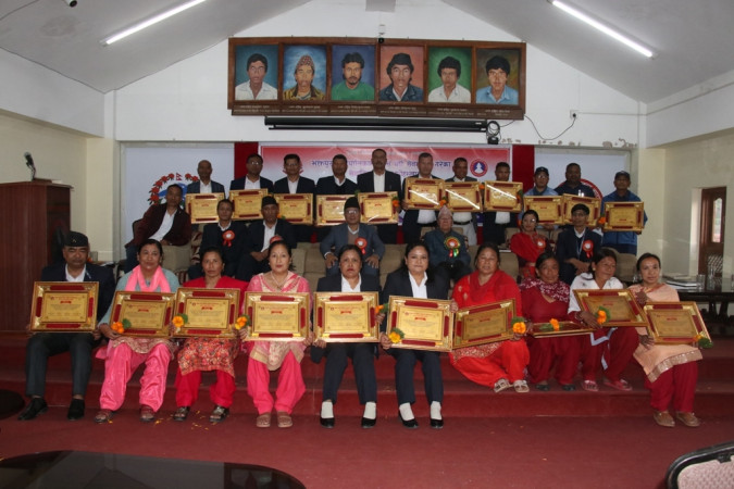 भक्तपुर नगरपालिकामा ३० वर्ष सेवा पूरा गरेका र सेवा निवृत्त कर्मचारीहरु सम्मानित (कोको भए ?)
