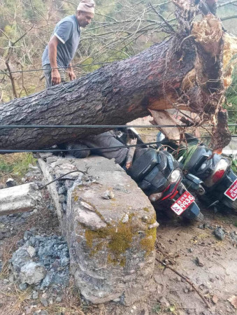 अचानकको हावाहुरीले एक जनाको मृत्यु