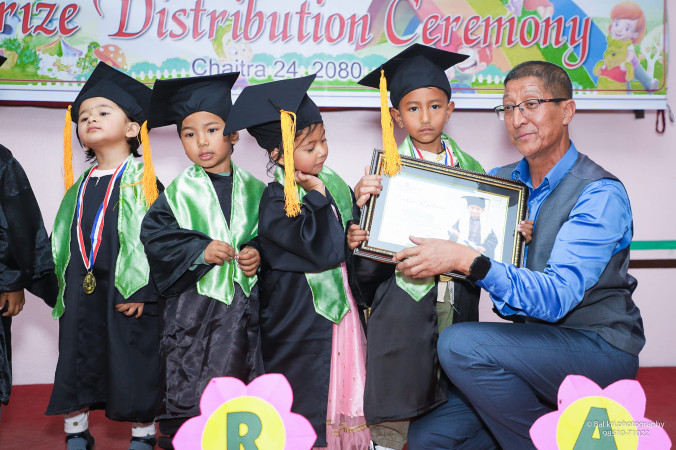 नर्सरी र यूकेजीका दीक्षित नानीहरूलाई दिक्षान्तको प्रमाण पत्र वितरण 