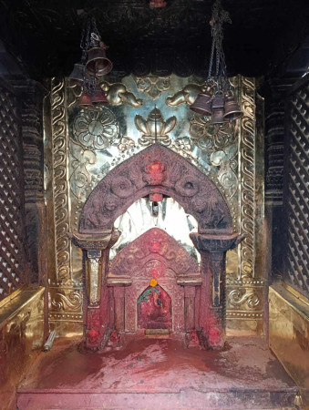 गणेश मन्दिरभित्र कलात्मक बुट्टाले कुदिएकाे पित्तलकाे पात्रले सजाए